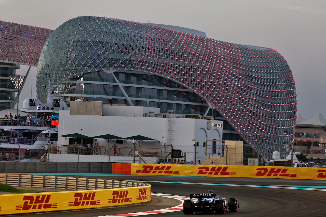 GP ABU DHABI, Fernando Alonso (ESP) Alpine F1 Team A522.
18.11.2022. Formula 1 World Championship, Rd 22, Abu Dhabi Grand Prix, Yas Marina Circuit, Abu Dhabi, Practice Day.
- www.xpbimages.com, EMail: requests@xpbimages.com © Copyright: Moy / XPB Images