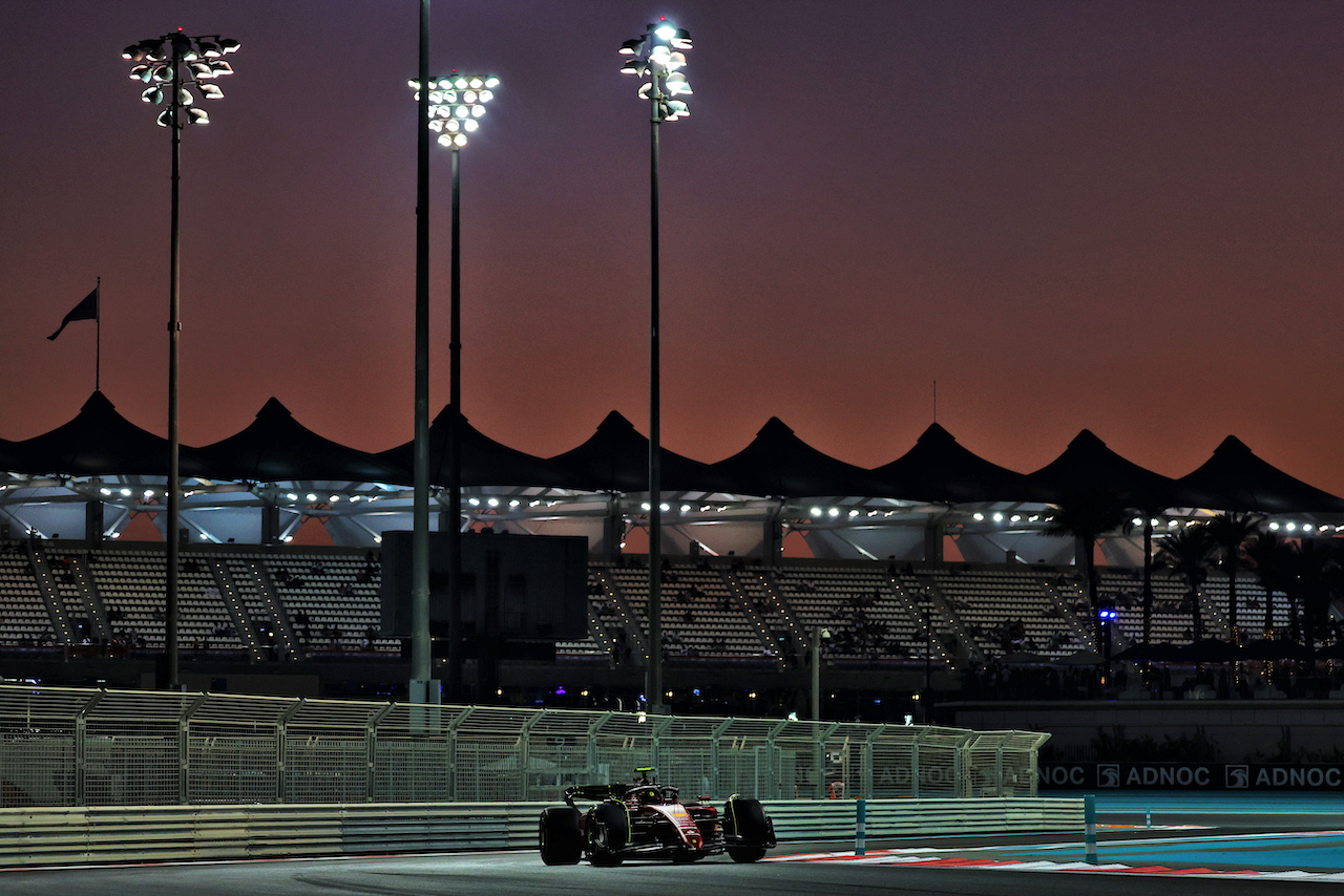 GP ABU DHABI, Carlos Sainz Jr (ESP) Ferrari F1-75.
18.11.2022. Formula 1 World Championship, Rd 22, Abu Dhabi Grand Prix, Yas Marina Circuit, Abu Dhabi, Practice Day.
- www.xpbimages.com, EMail: requests@xpbimages.com © Copyright: Moy / XPB Images