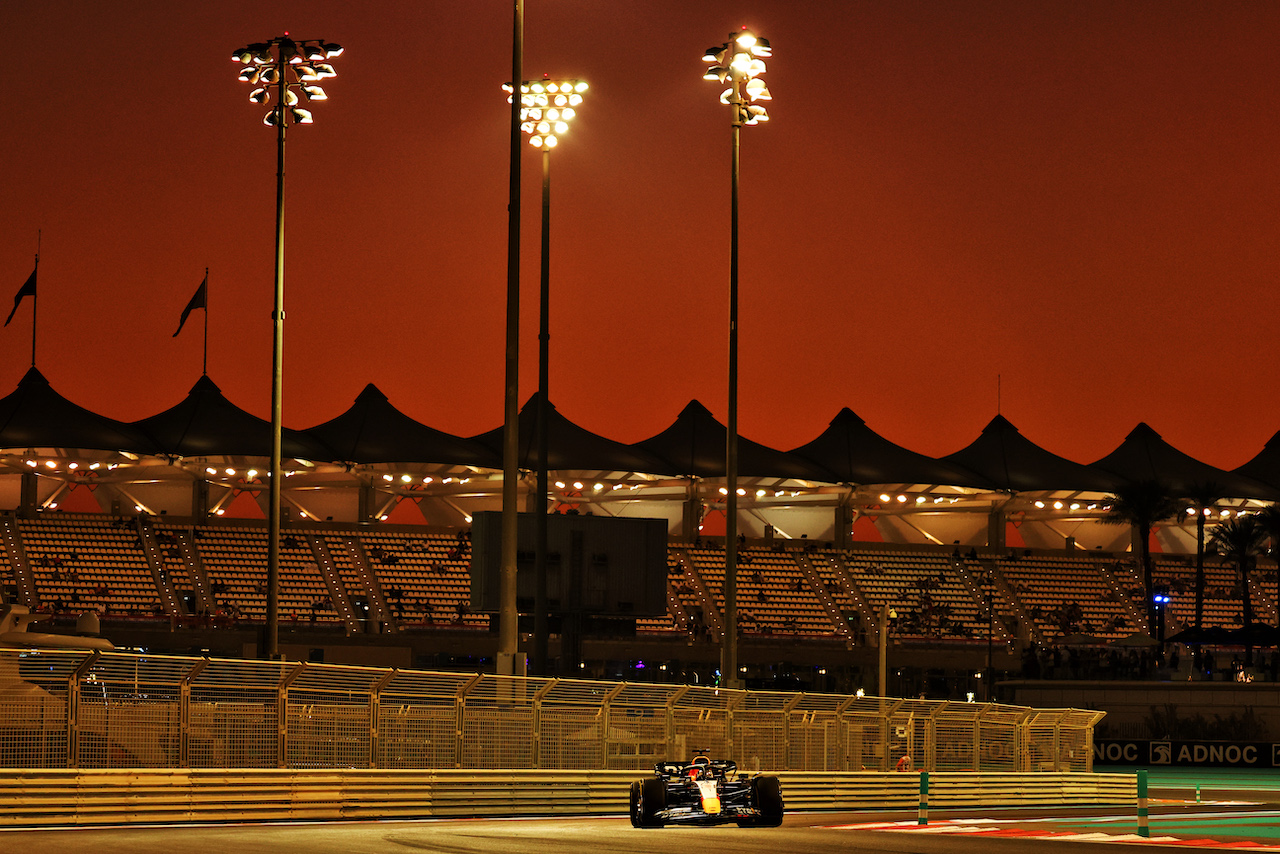 GP ABU DHABI, Max Verstappen (NLD) Red Bull Racing RB18.
18.11.2022. Formula 1 World Championship, Rd 22, Abu Dhabi Grand Prix, Yas Marina Circuit, Abu Dhabi, Practice Day.
- www.xpbimages.com, EMail: requests@xpbimages.com © Copyright: Moy / XPB Images