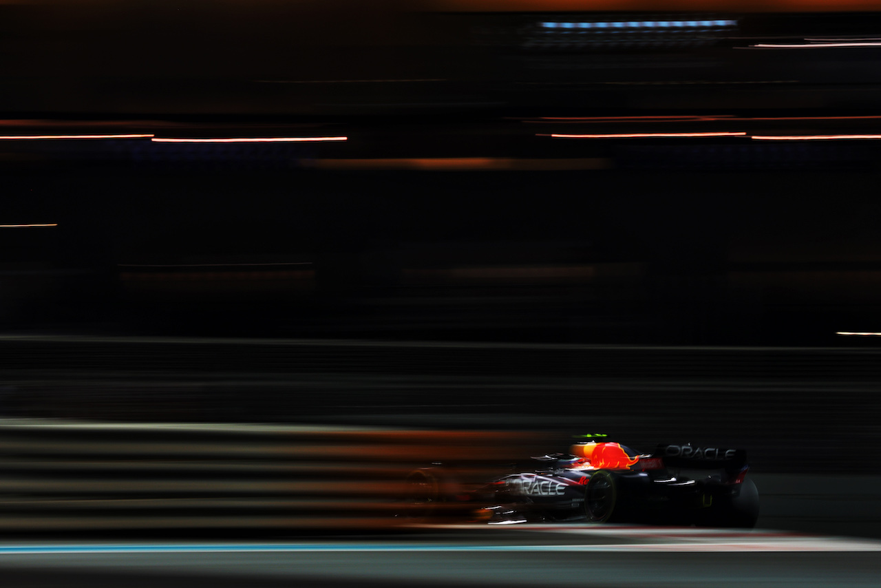 GP ABU DHABI, Sergio Perez (MEX) Red Bull Racing RB18.
18.11.2022. Formula 1 World Championship, Rd 22, Abu Dhabi Grand Prix, Yas Marina Circuit, Abu Dhabi, Practice Day.
- www.xpbimages.com, EMail: requests@xpbimages.com © Copyright: Moy / XPB Images