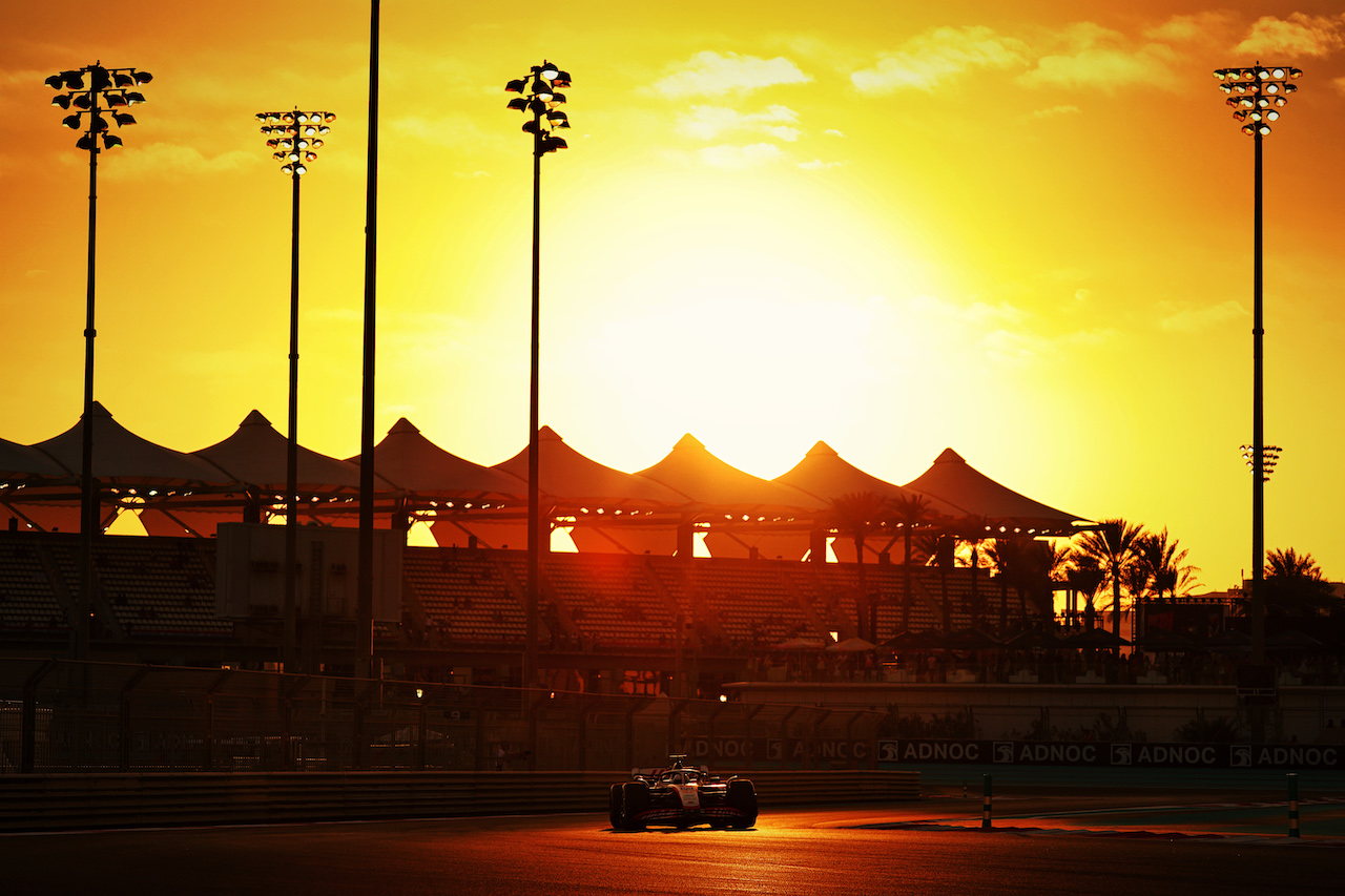 GP ABU DHABI, Mick Schumacher (GER) Haas VF-22.
18.11.2022. Formula 1 World Championship, Rd 22, Abu Dhabi Grand Prix, Yas Marina Circuit, Abu Dhabi, Practice Day.
- www.xpbimages.com, EMail: requests@xpbimages.com © Copyright: Moy / XPB Images