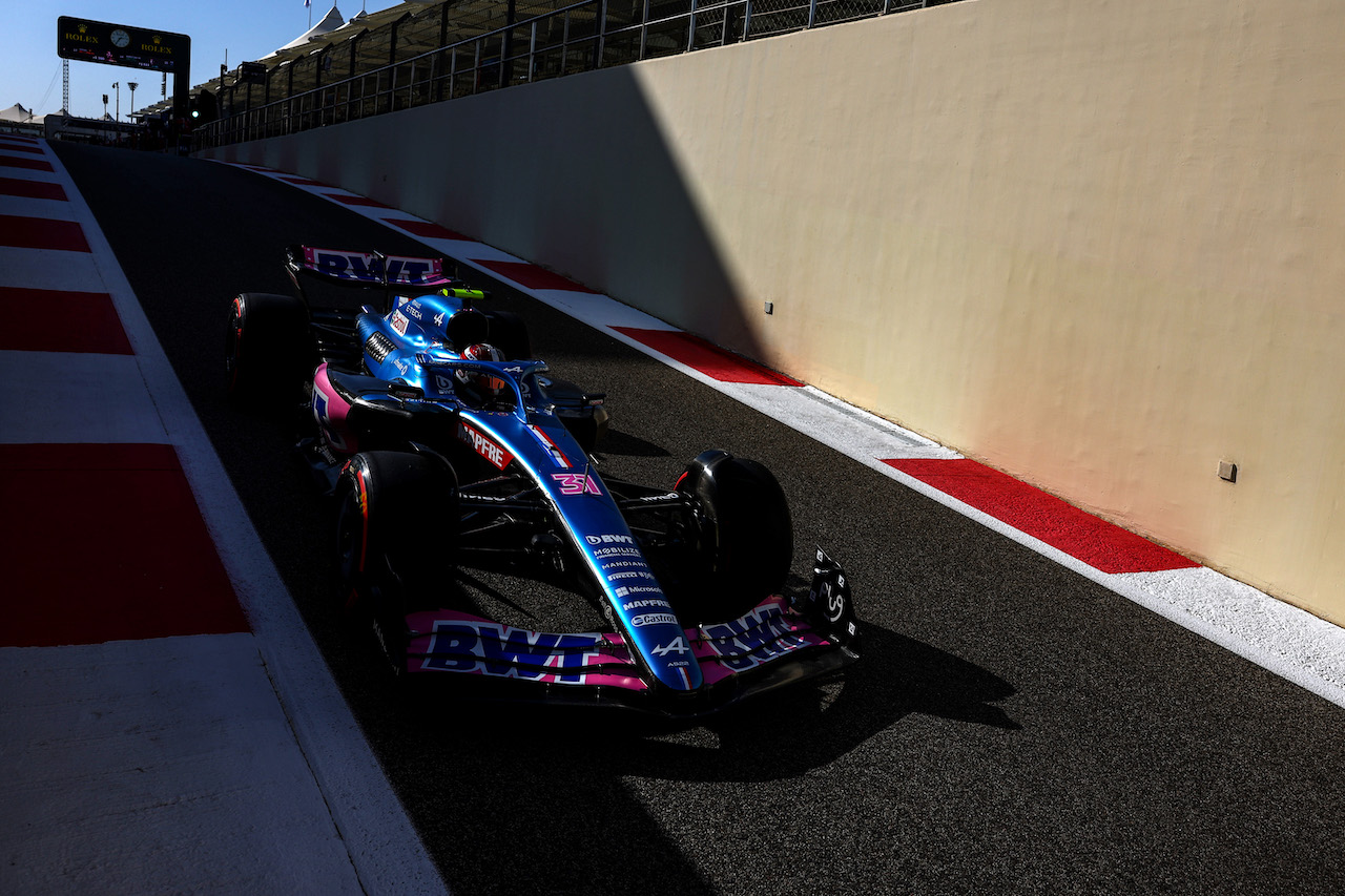 GP ABU DHABI, Esteban Ocon (FRA), Alpine F1 Team 
18.11.2022. Formula 1 World Championship, Rd 22, Abu Dhabi Grand Prix, Yas Marina Circuit, Abu Dhabi, Practice Day.
- www.xpbimages.com, EMail: requests@xpbimages.com ¬© Copyright: Charniaux / XPB Images