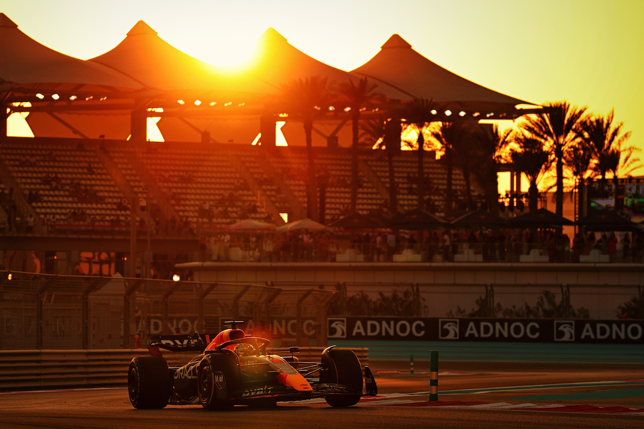 GP ABU DHABI, Max Verstappen (NLD) Red Bull Racing RB18.
18.11.2022. Formula 1 World Championship, Rd 22, Abu Dhabi Grand Prix, Yas Marina Circuit, Abu Dhabi, Practice Day.
- www.xpbimages.com, EMail: requests@xpbimages.com © Copyright: Moy / XPB Images