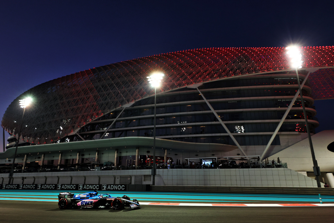 GP ABU DHABI, Fernando Alonso (ESP) Alpine F1 Team A522.
18.11.2022. Formula 1 World Championship, Rd 22, Abu Dhabi Grand Prix, Yas Marina Circuit, Abu Dhabi, Practice Day.
- www.xpbimages.com, EMail: requests@xpbimages.com © Copyright: Moy / XPB Images