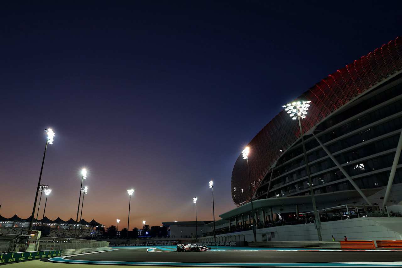 GP ABU DHABI, Kevin Magnussen (DEN) Haas VF-22.
18.11.2022. Formula 1 World Championship, Rd 22, Abu Dhabi Grand Prix, Yas Marina Circuit, Abu Dhabi, Practice Day.
- www.xpbimages.com, EMail: requests@xpbimages.com © Copyright: Moy / XPB Images