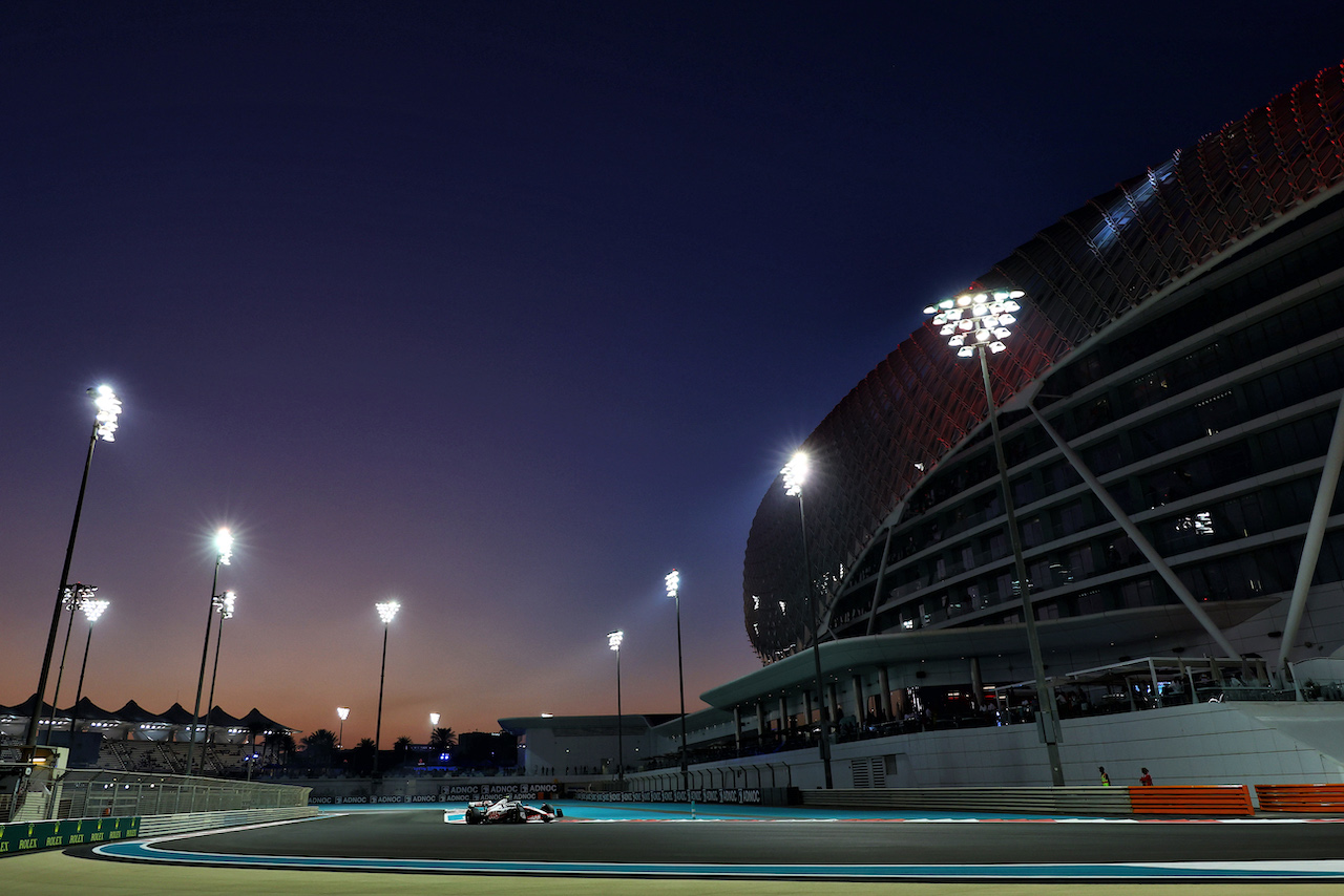 GP ABU DHABI, Mick Schumacher (GER) Haas VF-22.
18.11.2022. Formula 1 World Championship, Rd 22, Abu Dhabi Grand Prix, Yas Marina Circuit, Abu Dhabi, Practice Day.
- www.xpbimages.com, EMail: requests@xpbimages.com © Copyright: Moy / XPB Images