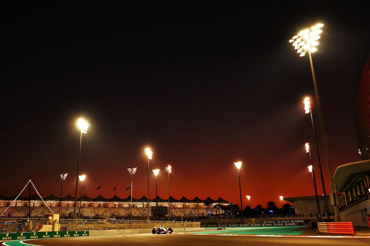 GP ABU DHABI, Mick Schumacher (GER) Haas VF-22.
18.11.2022. Formula 1 World Championship, Rd 22, Abu Dhabi Grand Prix, Yas Marina Circuit, Abu Dhabi, Practice Day.
- www.xpbimages.com, EMail: requests@xpbimages.com © Copyright: Moy / XPB Images