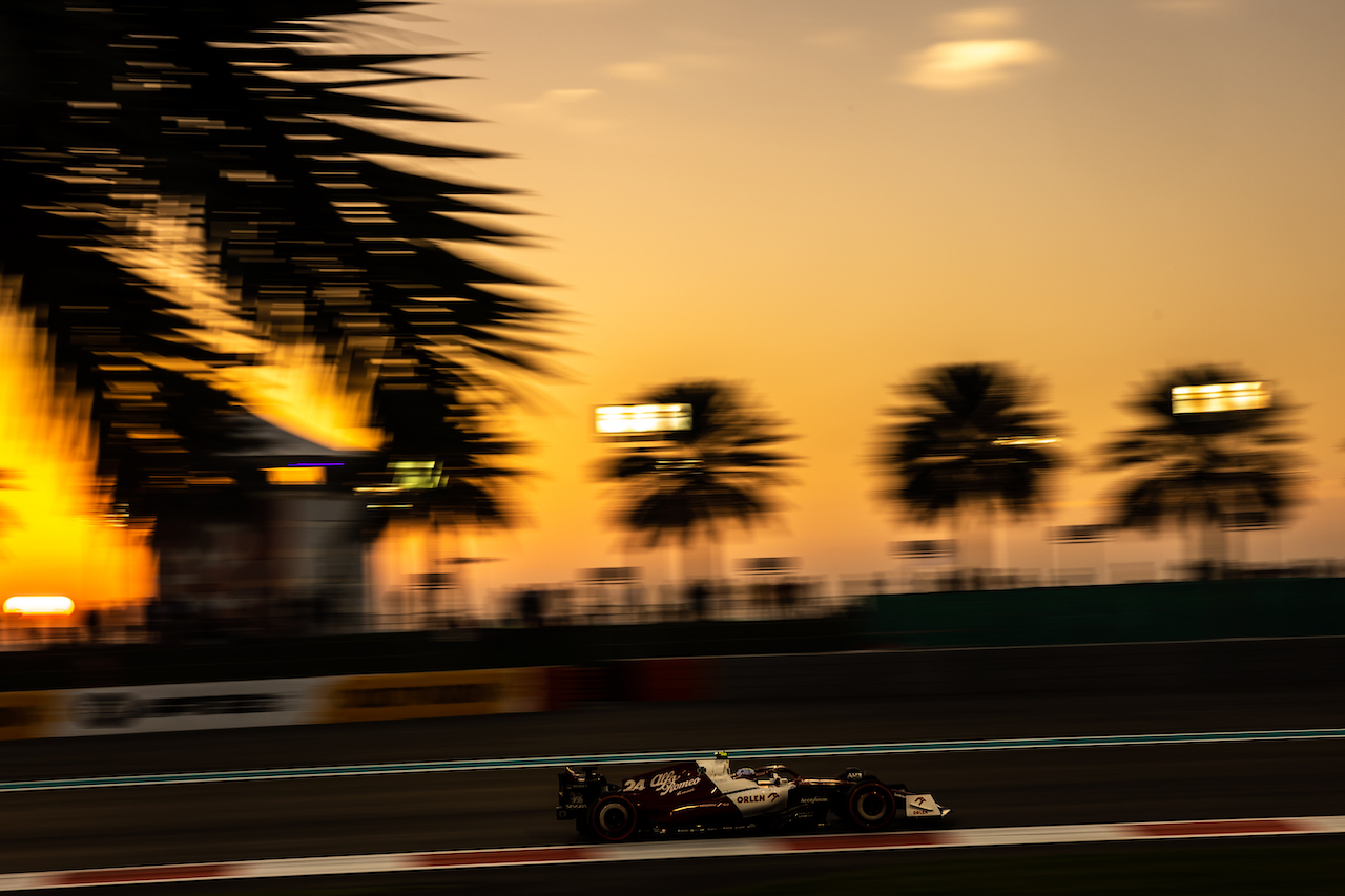GP ABU DHABI, Guanyu Zhou (CHN) Alfa Romeo F1 Team C42.
18.11.2022. Formula 1 World Championship, Rd 22, Abu Dhabi Grand Prix, Yas Marina Circuit, Abu Dhabi, Practice Day.
- www.xpbimages.com, EMail: requests@xpbimages.com © Copyright: Bearne / XPB Images