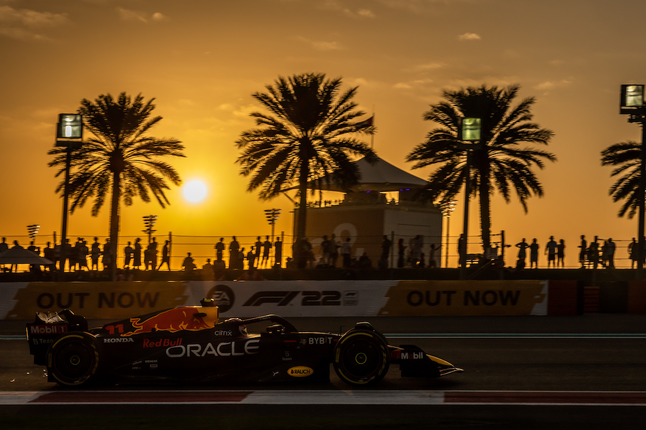 GP ABU DHABI, Sergio Perez (MEX) Red Bull Racing RB18.
18.11.2022. Formula 1 World Championship, Rd 22, Abu Dhabi Grand Prix, Yas Marina Circuit, Abu Dhabi, Practice Day.
- www.xpbimages.com, EMail: requests@xpbimages.com © Copyright: Bearne / XPB Images