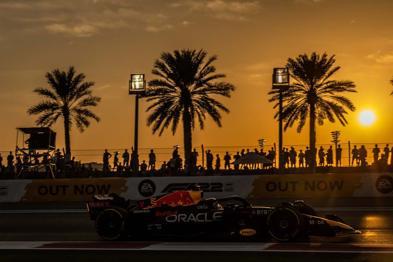GP ABU DHABI, Max Verstappen (NLD) Red Bull Racing RB18.
18.11.2022. Formula 1 World Championship, Rd 22, Abu Dhabi Grand Prix, Yas Marina Circuit, Abu Dhabi, Practice Day.
- www.xpbimages.com, EMail: requests@xpbimages.com © Copyright: Bearne / XPB Images
