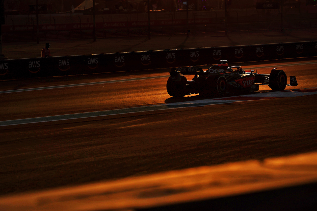 GP ABU DHABI, Lando Norris (GBR) McLaren MCL36.
18.11.2022. Formula 1 World Championship, Rd 22, Abu Dhabi Grand Prix, Yas Marina Circuit, Abu Dhabi, Practice Day.
 - www.xpbimages.com, EMail: requests@xpbimages.com © Copyright: Coates / XPB Images