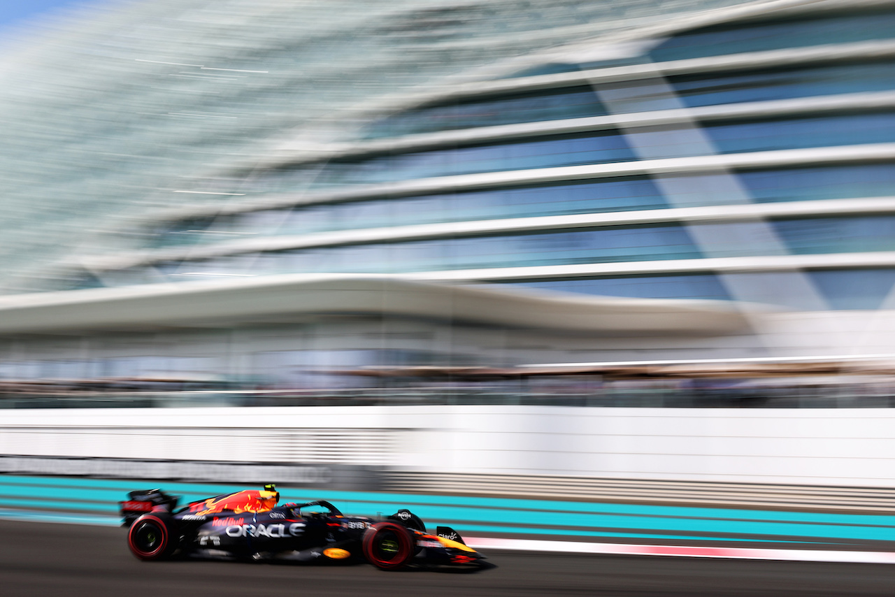 GP ABU DHABI, Sergio Perez (MEX) Red Bull Racing RB18.
18.11.2022. Formula 1 World Championship, Rd 22, Abu Dhabi Grand Prix, Yas Marina Circuit, Abu Dhabi, Practice Day.
- www.xpbimages.com, EMail: requests@xpbimages.com © Copyright: Moy / XPB Images