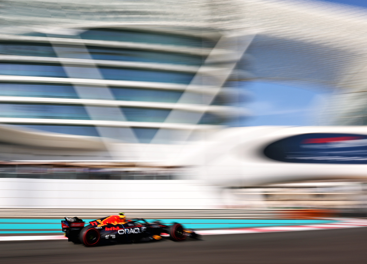 GP ABU DHABI, Sergio Perez (MEX) Red Bull Racing RB18.
18.11.2022. Formula 1 World Championship, Rd 22, Abu Dhabi Grand Prix, Yas Marina Circuit, Abu Dhabi, Practice Day.
- www.xpbimages.com, EMail: requests@xpbimages.com © Copyright: Moy / XPB Images
