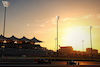 GP ABU DHABI, Yuki Tsunoda (JPN) AlphaTauri AT03 e Charles Leclerc (MON) Ferrari F1-75.
18.11.2022. Formula 1 World Championship, Rd 22, Abu Dhabi Grand Prix, Yas Marina Circuit, Abu Dhabi, Practice Day.
 - www.xpbimages.com, EMail: requests@xpbimages.com © Copyright: Coates / XPB Images