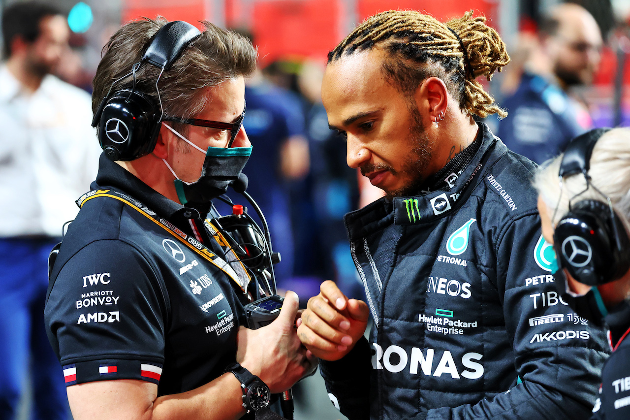 GP ARABIA SAUDITA, (L to R): Peter Bonnington (GBR) Mercedes AMG F1 Gara Engineer with Lewis Hamilton (GBR) Mercedes AMG F1 on the grid.
27.03.2022. Formula 1 World Championship, Rd 2, Saudi Arabian Grand Prix, Jeddah, Saudi Arabia, Gara Day.
- www.xpbimages.com, EMail: requests@xpbimages.com © Copyright: Batchelor / XPB Images