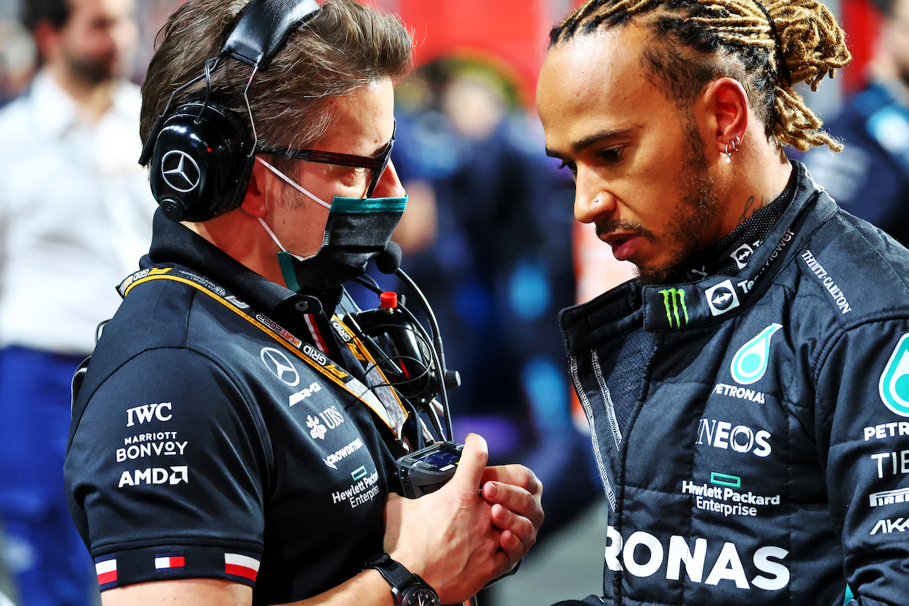 GP ARABIA SAUDITA, (L to R): Peter Bonnington (GBR) Mercedes AMG F1 Gara Engineer with Lewis Hamilton (GBR) Mercedes AMG F1 on the grid.
27.03.2022. Formula 1 World Championship, Rd 2, Saudi Arabian Grand Prix, Jeddah, Saudi Arabia, Gara Day.
- www.xpbimages.com, EMail: requests@xpbimages.com © Copyright: Batchelor / XPB Images