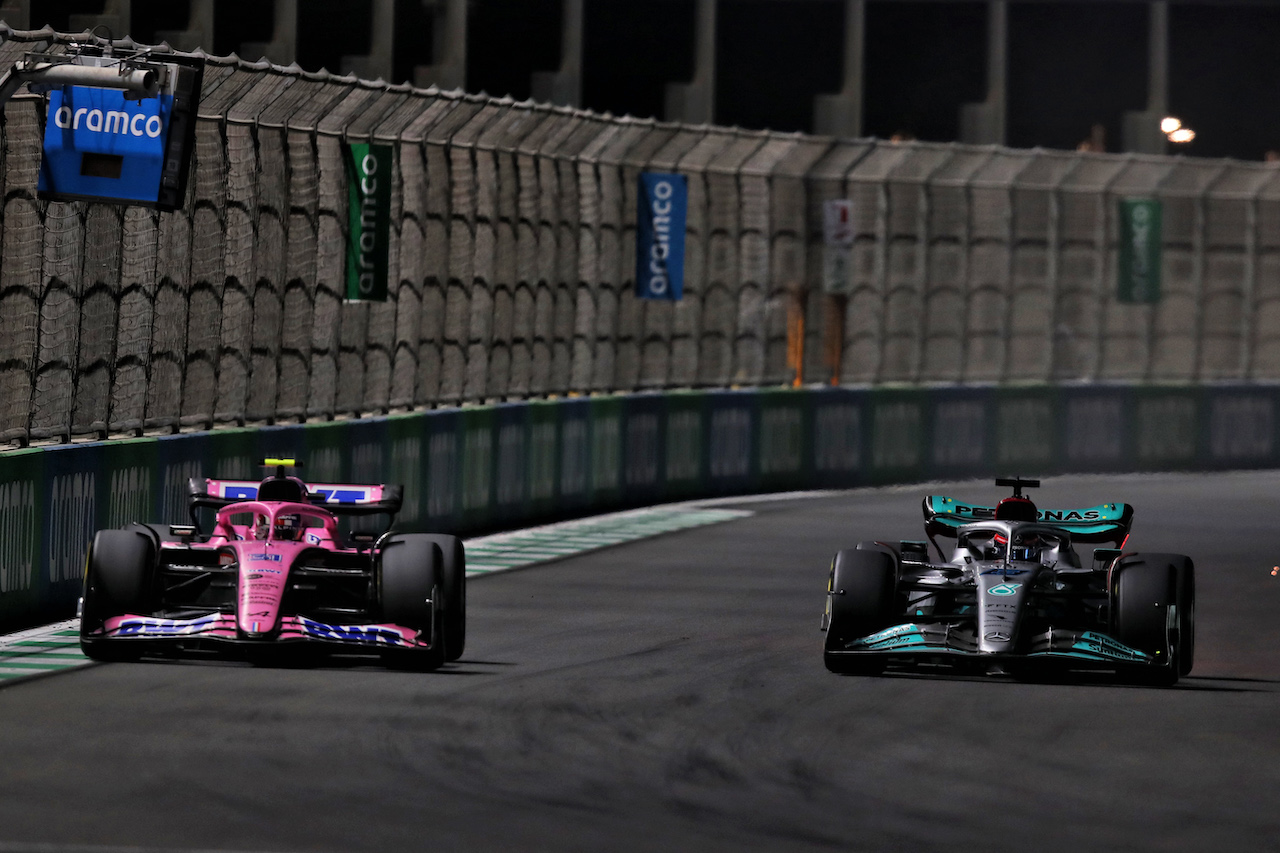 GP ARABIA SAUDITA, Esteban Ocon (FRA) Alpine F1 Team A522 e George Russell (GBR) Mercedes AMG F1 W13 battle for position.
27.03.2022. Formula 1 World Championship, Rd 2, Saudi Arabian Grand Prix, Jeddah, Saudi Arabia, Gara Day.
 - www.xpbimages.com, EMail: requests@xpbimages.com © Copyright: Coates / XPB Images