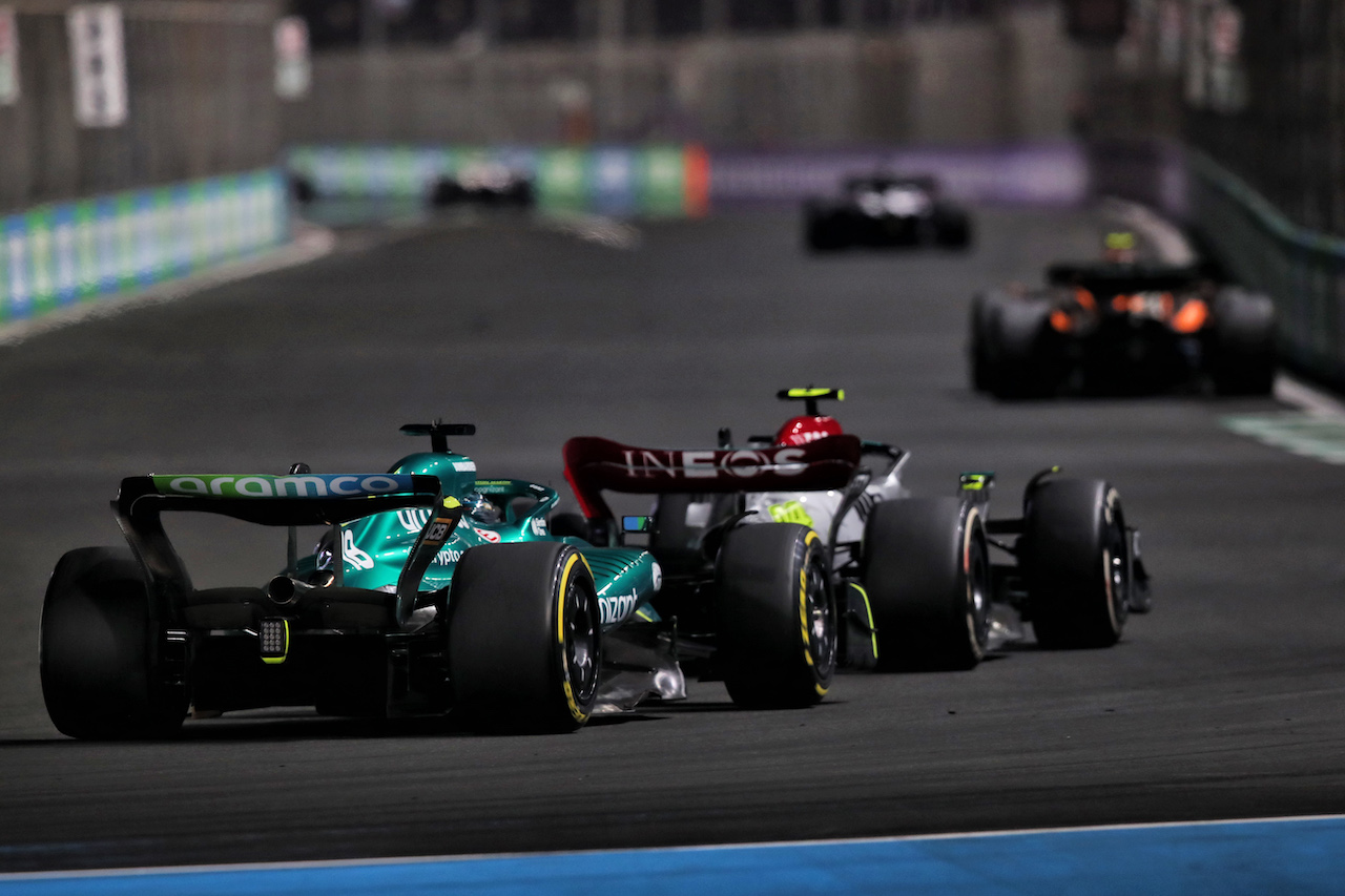 GP ARABIA SAUDITA, Lance Stroll (CDN) Aston Martin F1 Team AMR22 e Lewis Hamilton (GBR) Mercedes AMG F1 W13 battle for position.
27.03.2022. Formula 1 World Championship, Rd 2, Saudi Arabian Grand Prix, Jeddah, Saudi Arabia, Gara Day.
 - www.xpbimages.com, EMail: requests@xpbimages.com © Copyright: Coates / XPB Images