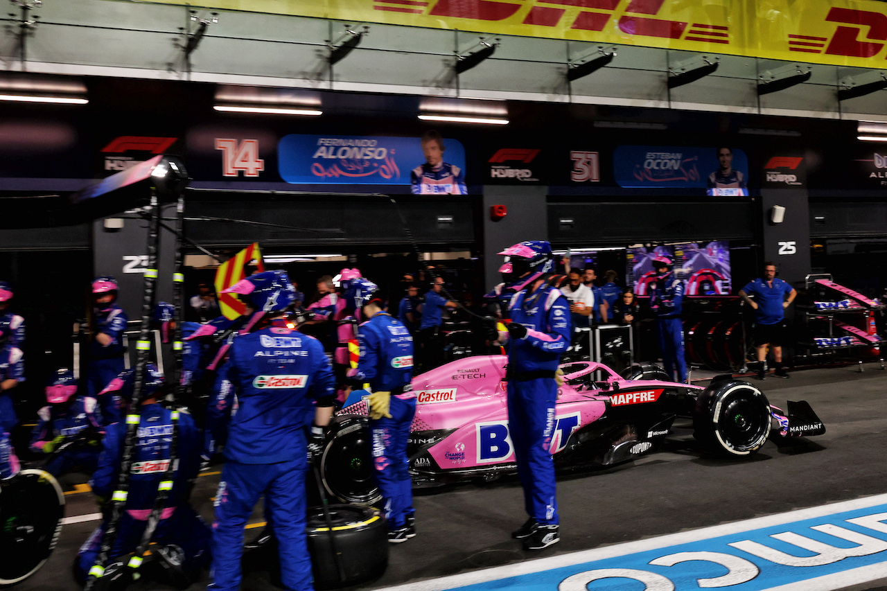 GP ARABIA SAUDITA, Fernando Alonso (ESP) Alpine F1 Team A522 makes a pit stop.
27.03.2022. Formula 1 World Championship, Rd 2, Saudi Arabian Grand Prix, Jeddah, Saudi Arabia, Gara Day.
- www.xpbimages.com, EMail: requests@xpbimages.com © Copyright: Batchelor / XPB Images