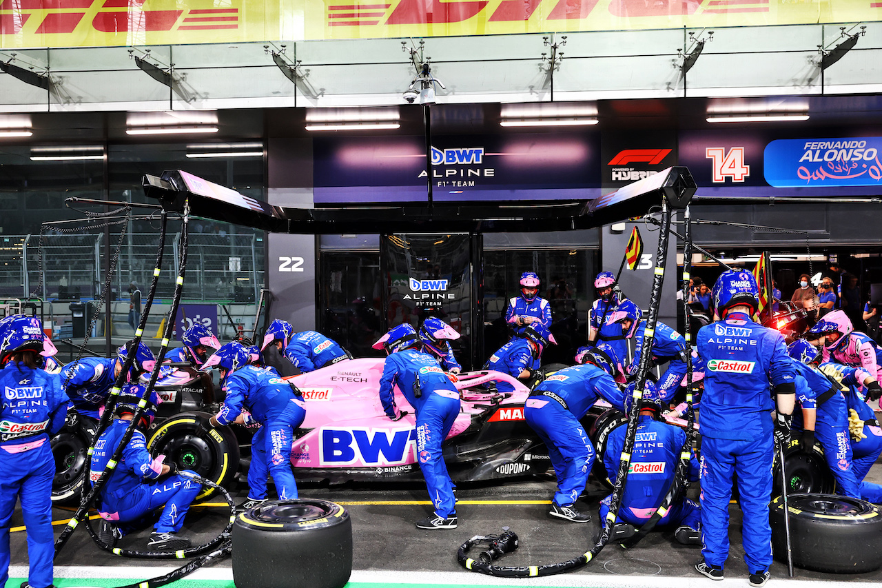 GP ARABIA SAUDITA, Esteban Ocon (FRA) Alpine F1 Team A522 makes a pit stop.
27.03.2022. Formula 1 World Championship, Rd 2, Saudi Arabian Grand Prix, Jeddah, Saudi Arabia, Gara Day.
- www.xpbimages.com, EMail: requests@xpbimages.com © Copyright: Batchelor / XPB Images