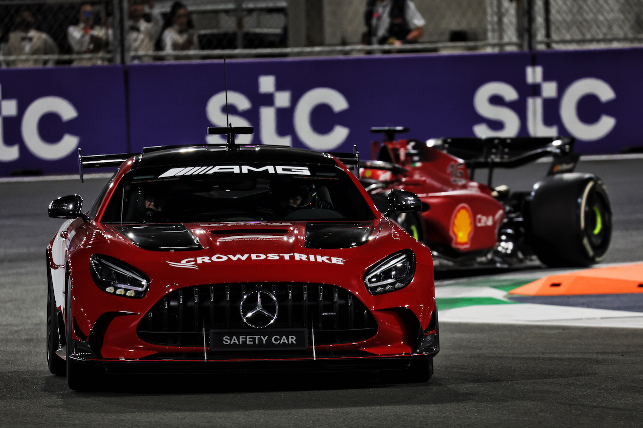 GP ARABIA SAUDITA, Charles Leclerc (MON) Ferrari F1-75 davanti a behind the Mercedes FIA Safety Car.
27.03.2022. Formula 1 World Championship, Rd 2, Saudi Arabian Grand Prix, Jeddah, Saudi Arabia, Gara Day.
- www.xpbimages.com, EMail: requests@xpbimages.com © Copyright: Bearne / XPB Images