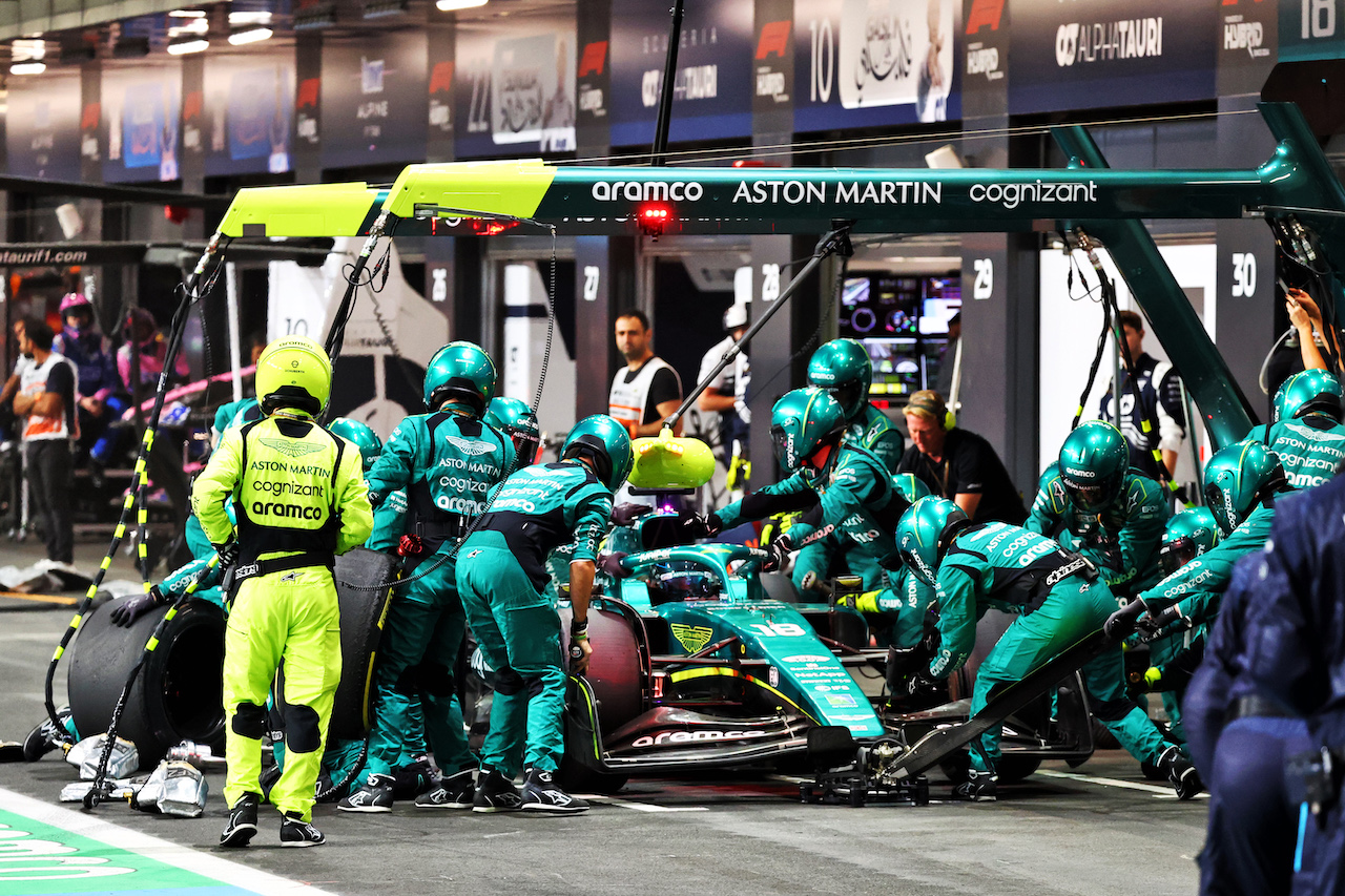 GP ARABIA SAUDITA, Lance Stroll (CDN) Aston Martin F1 Team AMR22 makes a pit stop.
27.03.2022. Formula 1 World Championship, Rd 2, Saudi Arabian Grand Prix, Jeddah, Saudi Arabia, Gara Day.
- www.xpbimages.com, EMail: requests@xpbimages.com © Copyright: Batchelor / XPB Images
