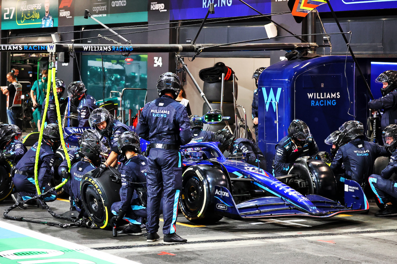 GP ARABIA SAUDITA, Alexander Albon (THA) Williams Racing FW44 makes a pit stop.
27.03.2022. Formula 1 World Championship, Rd 2, Saudi Arabian Grand Prix, Jeddah, Saudi Arabia, Gara Day.
- www.xpbimages.com, EMail: requests@xpbimages.com © Copyright: Batchelor / XPB Images