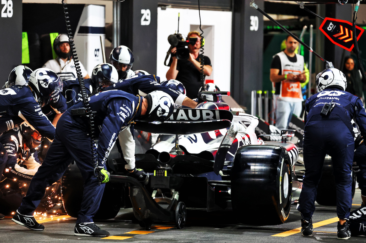 GP ARABIA SAUDITA, Pierre Gasly (FRA) AlphaTauri AT03 makes a pit stop.
27.03.2022. Formula 1 World Championship, Rd 2, Saudi Arabian Grand Prix, Jeddah, Saudi Arabia, Gara Day.
- www.xpbimages.com, EMail: requests@xpbimages.com © Copyright: Batchelor / XPB Images
