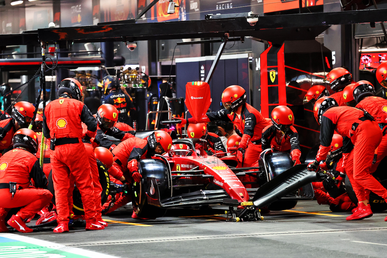 GP ARABIA SAUDITA, Charles Leclerc (MON) Ferrari F1-75 makes a pit stop.
27.03.2022. Formula 1 World Championship, Rd 2, Saudi Arabian Grand Prix, Jeddah, Saudi Arabia, Gara Day.
- www.xpbimages.com, EMail: requests@xpbimages.com © Copyright: Batchelor / XPB Images