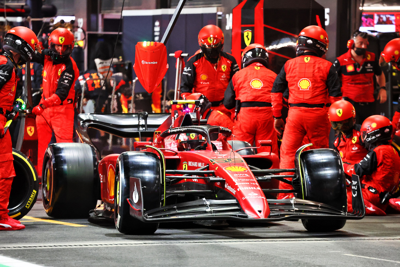GP ARABIA SAUDITA, Carlos Sainz Jr (ESP) Ferrari F1-75 makes a pit stop.
27.03.2022. Formula 1 World Championship, Rd 2, Saudi Arabian Grand Prix, Jeddah, Saudi Arabia, Gara Day.
- www.xpbimages.com, EMail: requests@xpbimages.com © Copyright: Batchelor / XPB Images