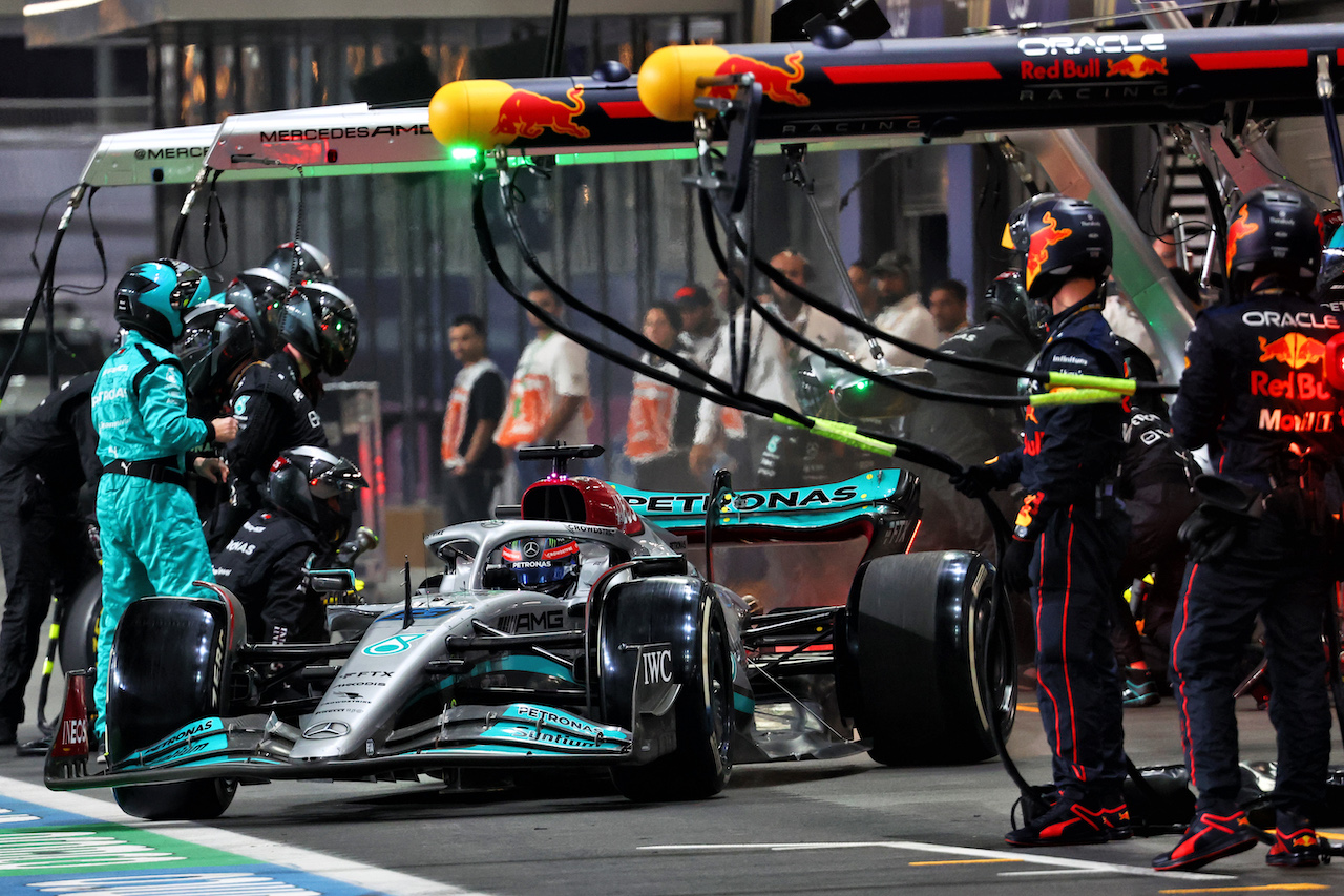 GP ARABIA SAUDITA, George Russell (GBR) Mercedes AMG F1 W13 makes a pit stop.
27.03.2022. Formula 1 World Championship, Rd 2, Saudi Arabian Grand Prix, Jeddah, Saudi Arabia, Gara Day.
- www.xpbimages.com, EMail: requests@xpbimages.com © Copyright: Batchelor / XPB Images