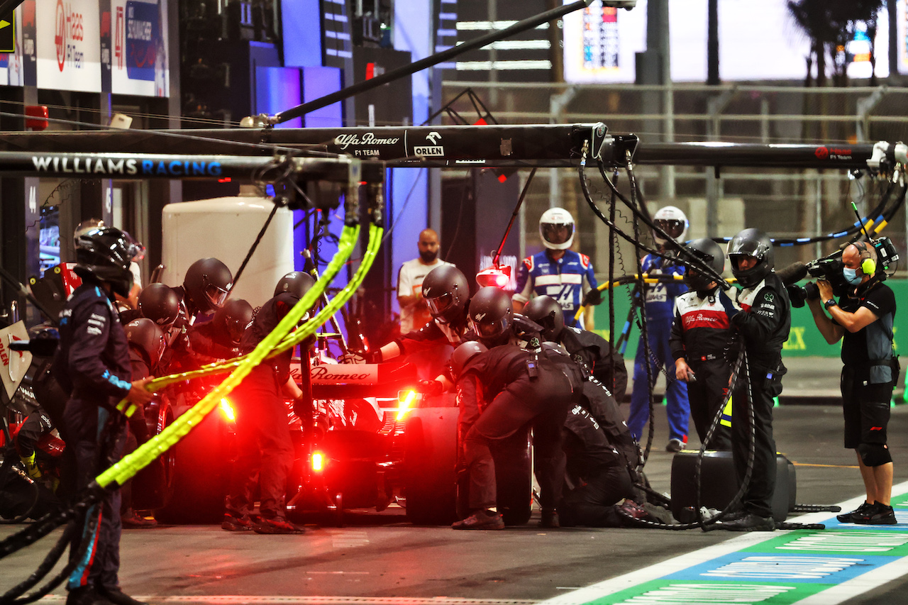GP ARABIA SAUDITA, Guanyu Zhou (CHN) Alfa Romeo F1 Team C42 makes a pit stop.
27.03.2022. Formula 1 World Championship, Rd 2, Saudi Arabian Grand Prix, Jeddah, Saudi Arabia, Gara Day.
- www.xpbimages.com, EMail: requests@xpbimages.com © Copyright: Batchelor / XPB Images