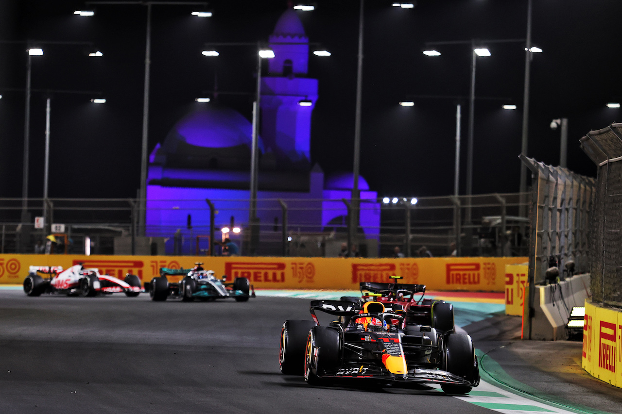 GP ARABIA SAUDITA, Sergio Perez (MEX) Red Bull Racing RB18.
27.03.2022. Formula 1 World Championship, Rd 2, Saudi Arabian Grand Prix, Jeddah, Saudi Arabia, Gara Day.
- www.xpbimages.com, EMail: requests@xpbimages.com © Copyright: Charniaux / XPB Images