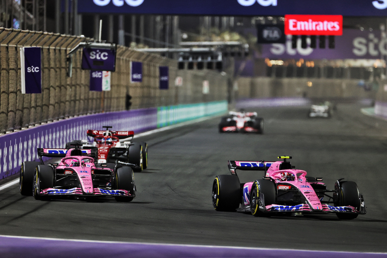 GP ARABIA SAUDITA, Esteban Ocon (FRA) Alpine F1 Team A522 e team mate Fernando Alonso (ESP) Alpine F1 Team A522 battle for position.
27.03.2022. Formula 1 World Championship, Rd 2, Saudi Arabian Grand Prix, Jeddah, Saudi Arabia, Gara Day.
- www.xpbimages.com, EMail: requests@xpbimages.com © Copyright: Charniaux / XPB Images