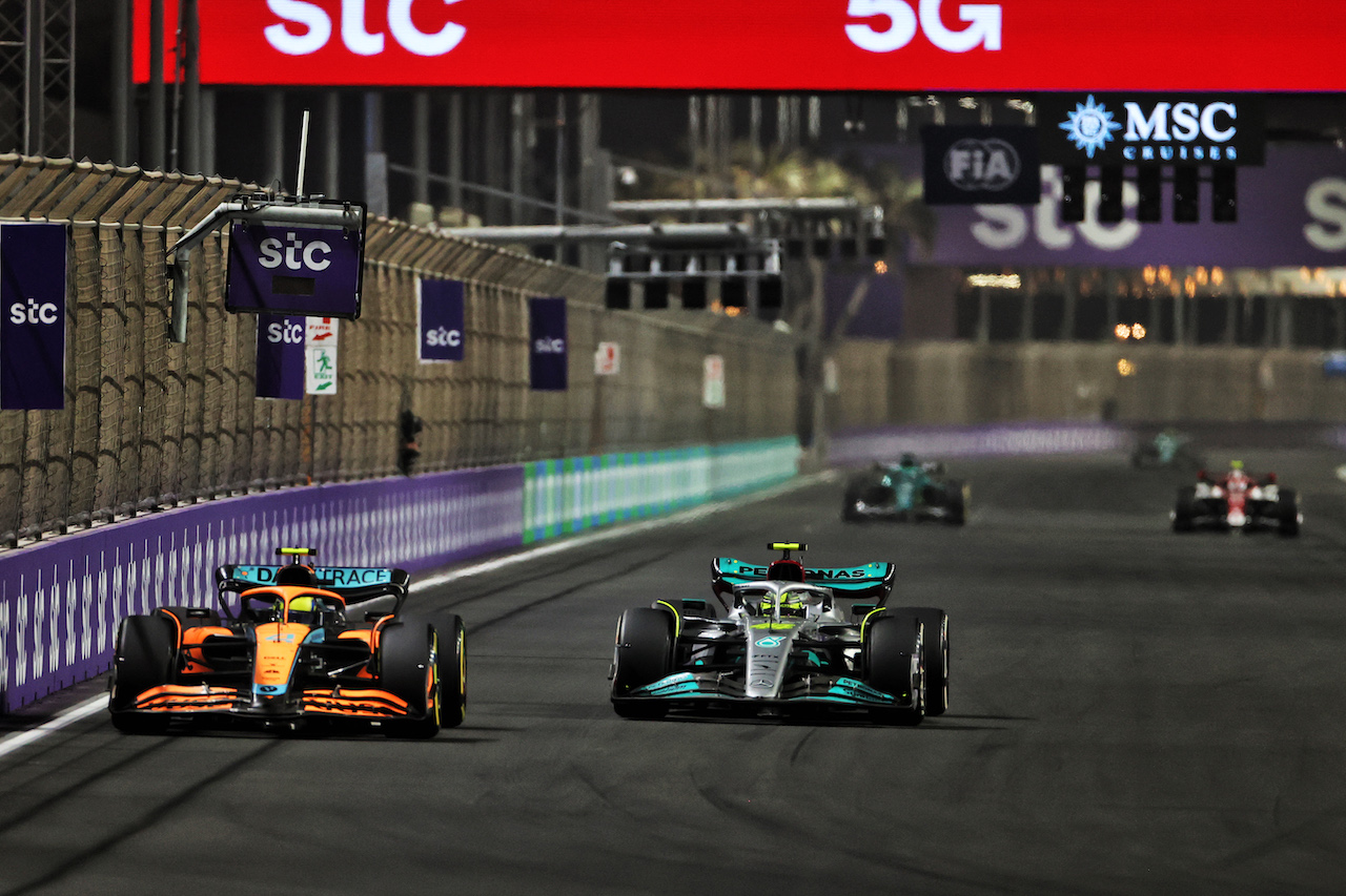 GP ARABIA SAUDITA, Lando Norris (GBR) McLaren MCL36 e Lewis Hamilton (GBR) Mercedes AMG F1 W13 battle for position.
27.03.2022. Formula 1 World Championship, Rd 2, Saudi Arabian Grand Prix, Jeddah, Saudi Arabia, Gara Day.
- www.xpbimages.com, EMail: requests@xpbimages.com © Copyright: Charniaux / XPB Images
