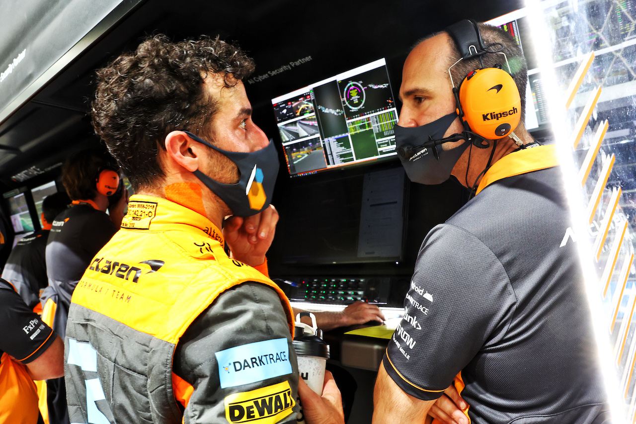 GP ARABIA SAUDITA, Daniel Ricciardo (AUS) McLaren talks with Tom Stallard (GBR) McLaren Gara Engineer.
27.03.2022. Formula 1 World Championship, Rd 2, Saudi Arabian Grand Prix, Jeddah, Saudi Arabia, Gara Day.
- www.xpbimages.com, EMail: requests@xpbimages.com © Copyright: Batchelor / XPB Images