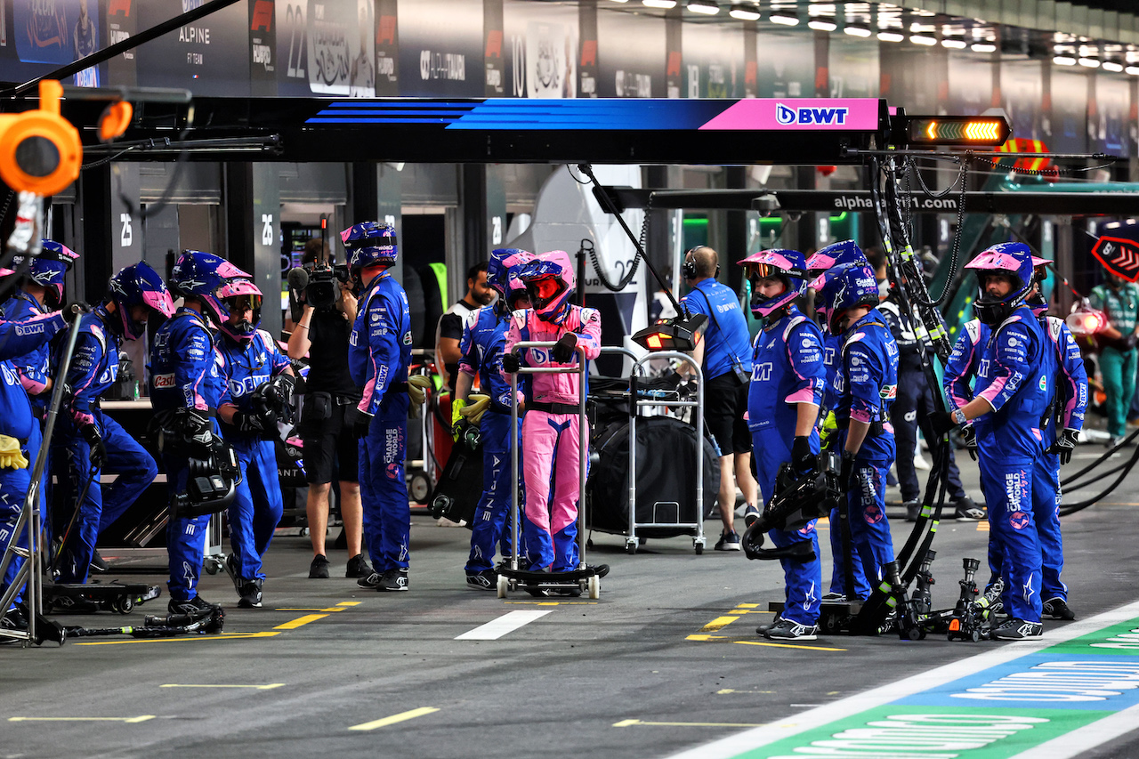 GP ARABIA SAUDITA, Alpine F1 Team makes a pit stop.
27.03.2022. Formula 1 World Championship, Rd 2, Saudi Arabian Grand Prix, Jeddah, Saudi Arabia, Gara Day.
- www.xpbimages.com, EMail: requests@xpbimages.com © Copyright: Batchelor / XPB Images