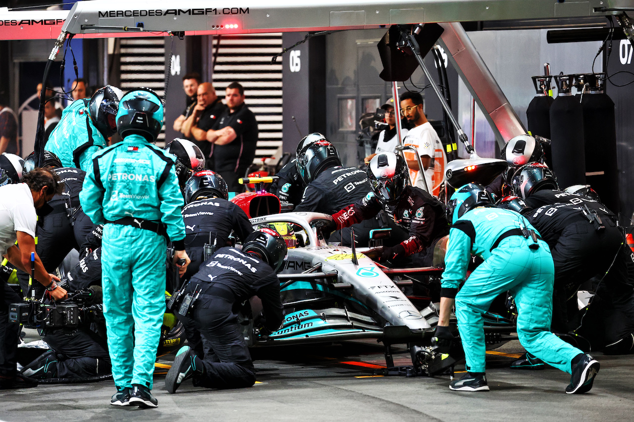 GP ARABIA SAUDITA, Lewis Hamilton (GBR) Mercedes AMG F1 W13 makes a pit stop.
27.03.2022. Formula 1 World Championship, Rd 2, Saudi Arabian Grand Prix, Jeddah, Saudi Arabia, Gara Day.
- www.xpbimages.com, EMail: requests@xpbimages.com © Copyright: Batchelor / XPB Images