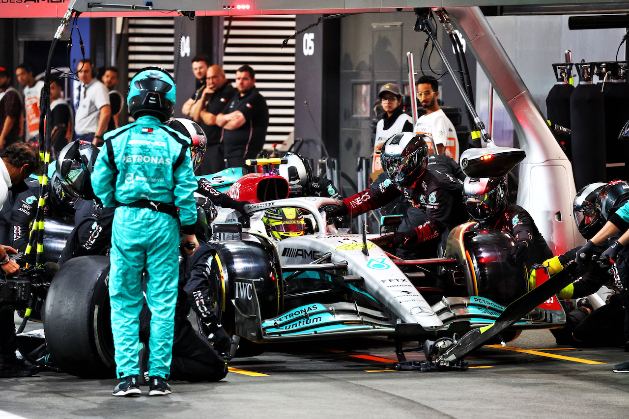 GP ARABIA SAUDITA, Lewis Hamilton (GBR) Mercedes AMG F1 W13 makes a pit stop.
27.03.2022. Formula 1 World Championship, Rd 2, Saudi Arabian Grand Prix, Jeddah, Saudi Arabia, Gara Day.
- www.xpbimages.com, EMail: requests@xpbimages.com © Copyright: Batchelor / XPB Images