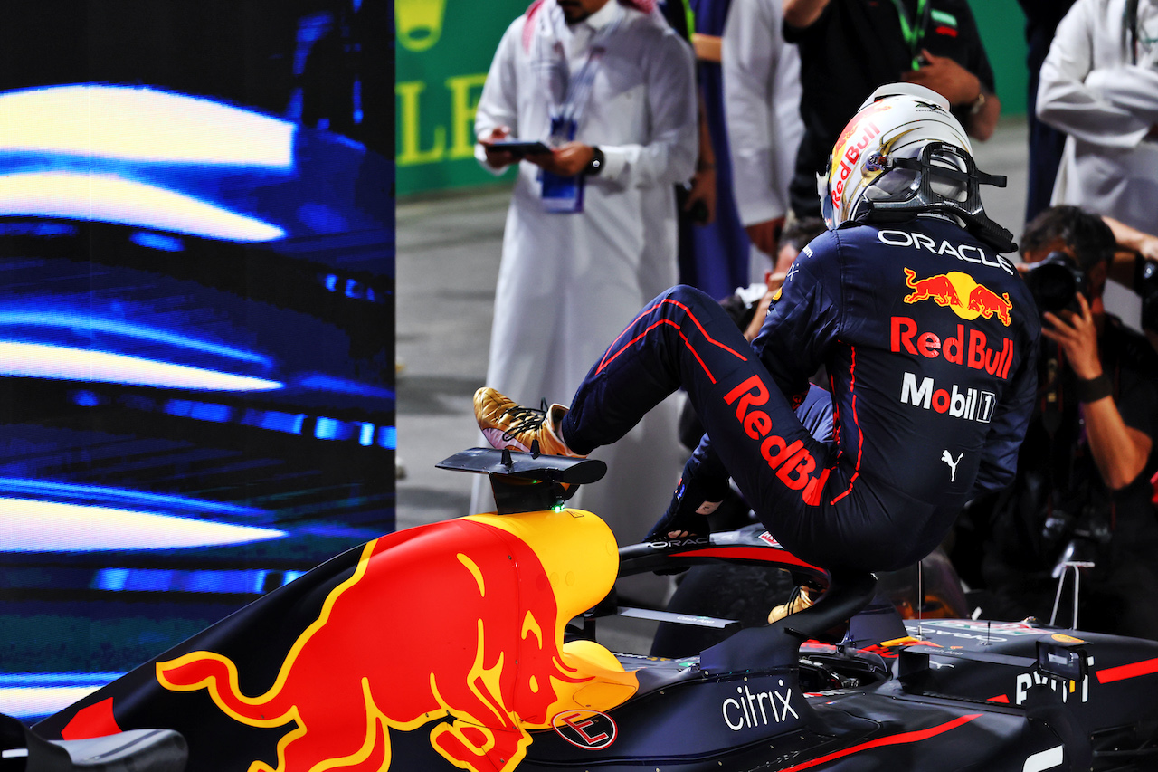 GP ARABIA SAUDITA, Gara winner Max Verstappen (NLD) Red Bull Racing RB18 in parc ferme.
27.03.2022. Formula 1 World Championship, Rd 2, Saudi Arabian Grand Prix, Jeddah, Saudi Arabia, Gara Day.
- www.xpbimages.com, EMail: requests@xpbimages.com © Copyright: Batchelor / XPB Images