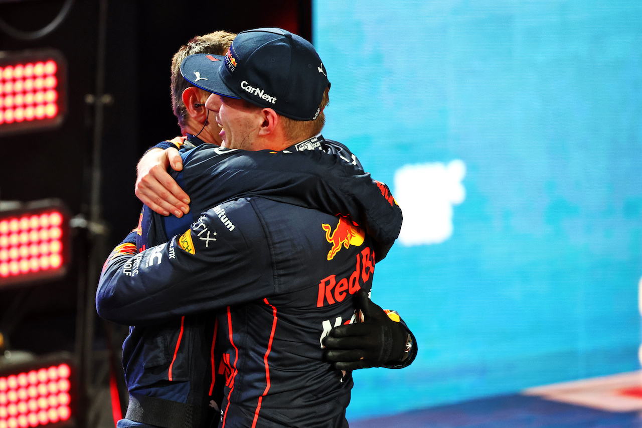 GP ARABIA SAUDITA, Gara winner Max Verstappen (NLD) Red Bull Racing celebrates with the team in parc ferme.
27.03.2022. Formula 1 World Championship, Rd 2, Saudi Arabian Grand Prix, Jeddah, Saudi Arabia, Gara Day.
- www.xpbimages.com, EMail: requests@xpbimages.com © Copyright: Batchelor / XPB Images