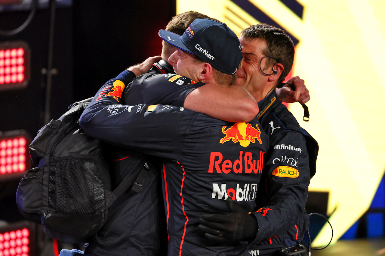 GP ARABIA SAUDITA, Gara winner Max Verstappen (NLD) Red Bull Racing celebrates with the team in parc ferme.
27.03.2022. Formula 1 World Championship, Rd 2, Saudi Arabian Grand Prix, Jeddah, Saudi Arabia, Gara Day.
- www.xpbimages.com, EMail: requests@xpbimages.com © Copyright: Batchelor / XPB Images