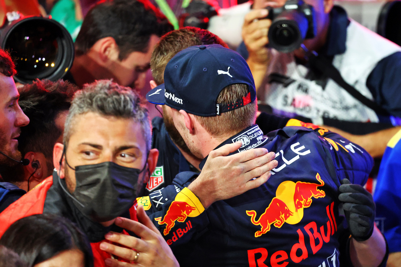 GP ARABIA SAUDITA, Gara winner Max Verstappen (NLD) Red Bull Racing celebrates with the team in parc ferme.
27.03.2022. Formula 1 World Championship, Rd 2, Saudi Arabian Grand Prix, Jeddah, Saudi Arabia, Gara Day.
- www.xpbimages.com, EMail: requests@xpbimages.com © Copyright: Batchelor / XPB Images