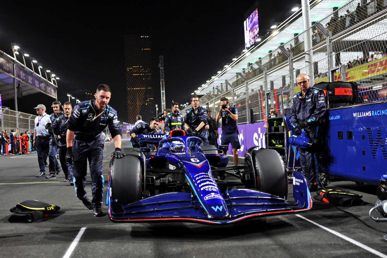GP ARABIA SAUDITA, Nicholas Latifi (CDN) Williams Racing FW44 on the grid.
27.03.2022. Formula 1 World Championship, Rd 2, Saudi Arabian Grand Prix, Jeddah, Saudi Arabia, Gara Day.
- www.xpbimages.com, EMail: requests@xpbimages.com © Copyright: Bearne / XPB Images