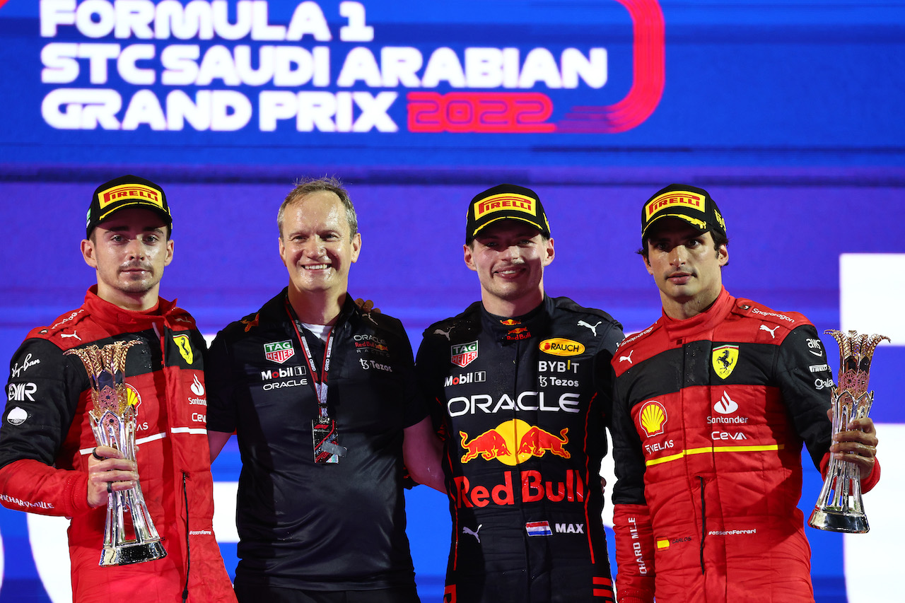 GP ARABIA SAUDITA, 1st place Max Verstappen (NLD) Red Bull Racing RB18, with 2nd place Charles Leclerc (MON) Ferrari F1-75, Paul Monaghan (GBR) Red Bull Racing Chief Engineer e 3rd place Carlos Sainz Jr (ESP) Ferrari.
27.03.2022. Formula 1 World Championship, Rd 2, Saudi Arabian Grand Prix, Jeddah, Saudi Arabia, Gara Day.
- www.xpbimages.com, EMail: requests@xpbimages.com ¬© Copyright: Batchelor / XPB Images
