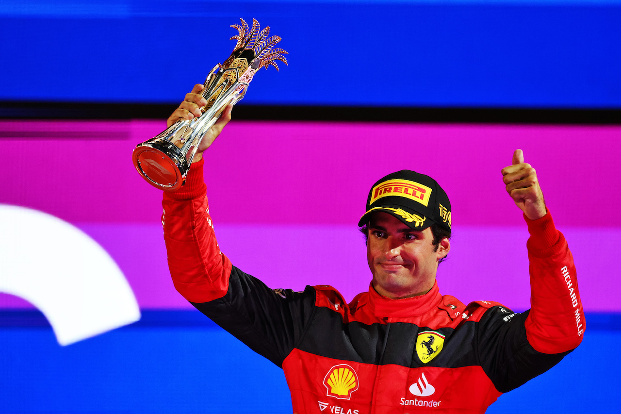 GP ARABIA SAUDITA, Carlos Sainz Jr (ESP) Ferrari celebrates his third position on the podium.
27.03.2022. Formula 1 World Championship, Rd 2, Saudi Arabian Grand Prix, Jeddah, Saudi Arabia, Gara Day.
- www.xpbimages.com, EMail: requests@xpbimages.com © Copyright: Batchelor / XPB Images