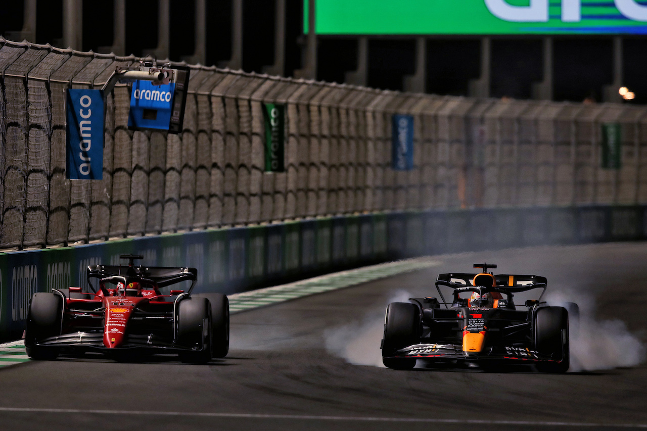 GP ARABIA SAUDITA, Charles Leclerc (MON) Ferrari F1-75 e Max Verstappen (NLD) Red Bull Racing RB18 battle for the lead of the race.
27.03.2022. Formula 1 World Championship, Rd 2, Saudi Arabian Grand Prix, Jeddah, Saudi Arabia, Gara Day.
 - www.xpbimages.com, EMail: requests@xpbimages.com ¬© Copyright: Coates / XPB Images