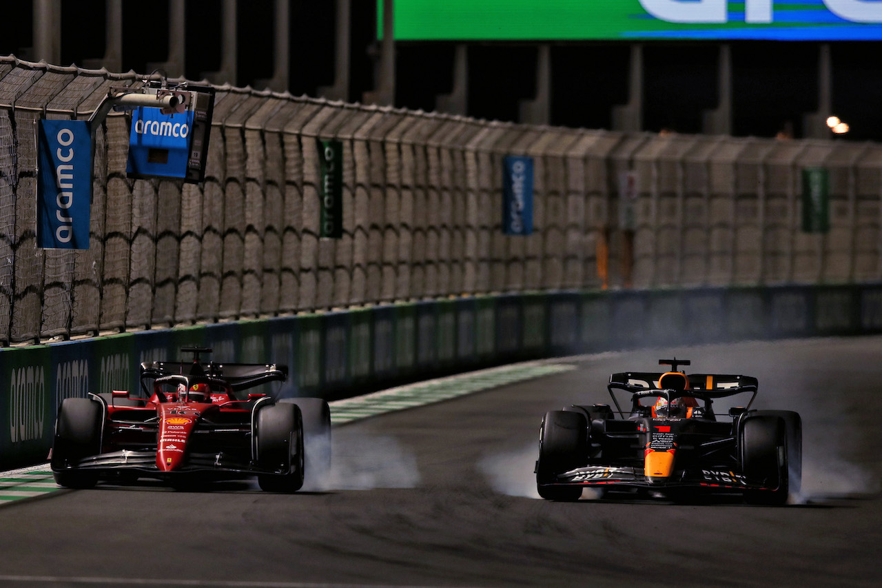 GP ARABIA SAUDITA, Charles Leclerc (MON) Ferrari F1-75 e Max Verstappen (NLD) Red Bull Racing RB18 battle for the lead of the race.
27.03.2022. Formula 1 World Championship, Rd 2, Saudi Arabian Grand Prix, Jeddah, Saudi Arabia, Gara Day.
 - www.xpbimages.com, EMail: requests@xpbimages.com ¬© Copyright: Coates / XPB Images