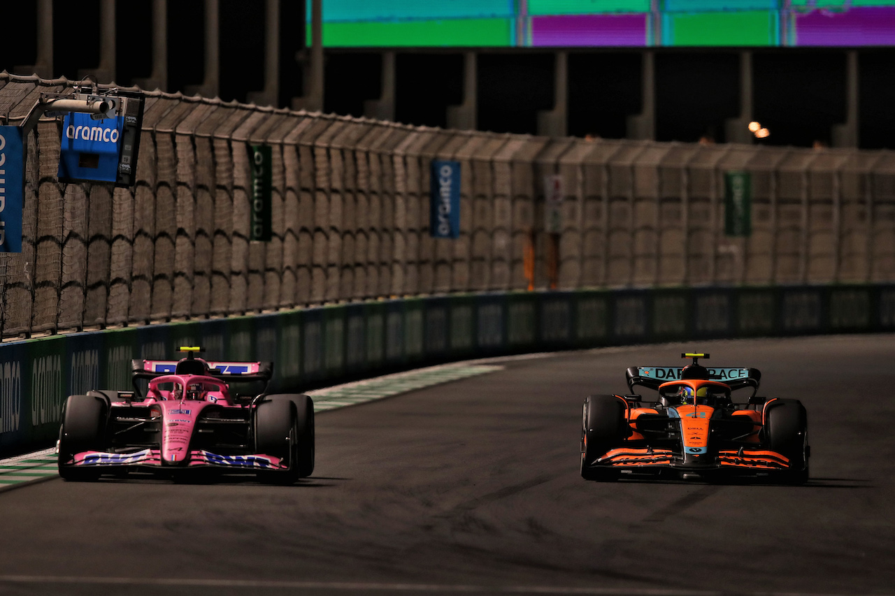 GP ARABIA SAUDITA, Esteban Ocon (FRA) Alpine F1 Team A522 e Lando Norris (GBR) McLaren MCL36 battle for position.
27.03.2022. Formula 1 World Championship, Rd 2, Saudi Arabian Grand Prix, Jeddah, Saudi Arabia, Gara Day.
 - www.xpbimages.com, EMail: requests@xpbimages.com © Copyright: Coates / XPB Images