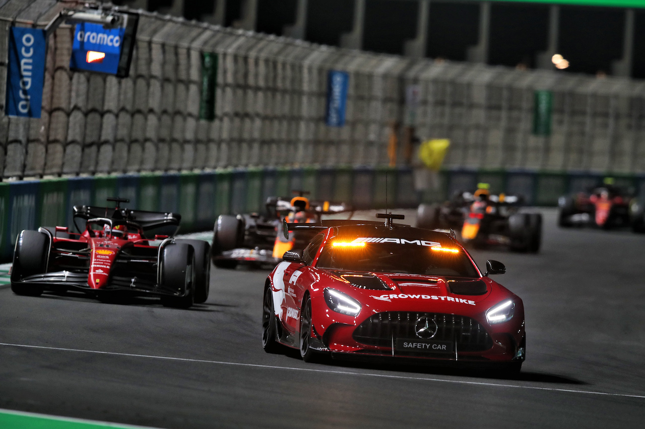 GP ARABIA SAUDITA, Charles Leclerc (MON) Ferrari F1-75 davanti a behind the Mercedes FIA Safety Car.
27.03.2022. Formula 1 World Championship, Rd 2, Saudi Arabian Grand Prix, Jeddah, Saudi Arabia, Gara Day.
 - www.xpbimages.com, EMail: requests@xpbimages.com © Copyright: Coates / XPB Images